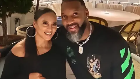 火爆亚冠瞬间！张琳芃强力铲球对林加德，群雄激战10人混战，红黄牌纷飞，裁判紧急劝和！