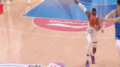 庫明加全力以赴的精彩瞬间：遗憾未能親掌球拍